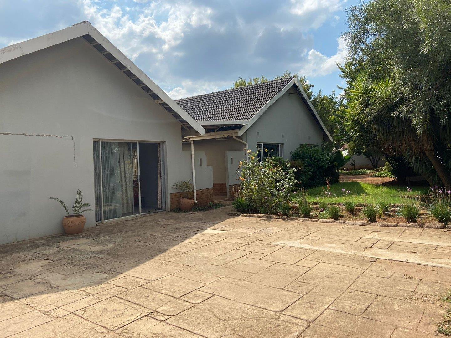 3 Bedroom House for sale in Olifantsfontein P24114060511