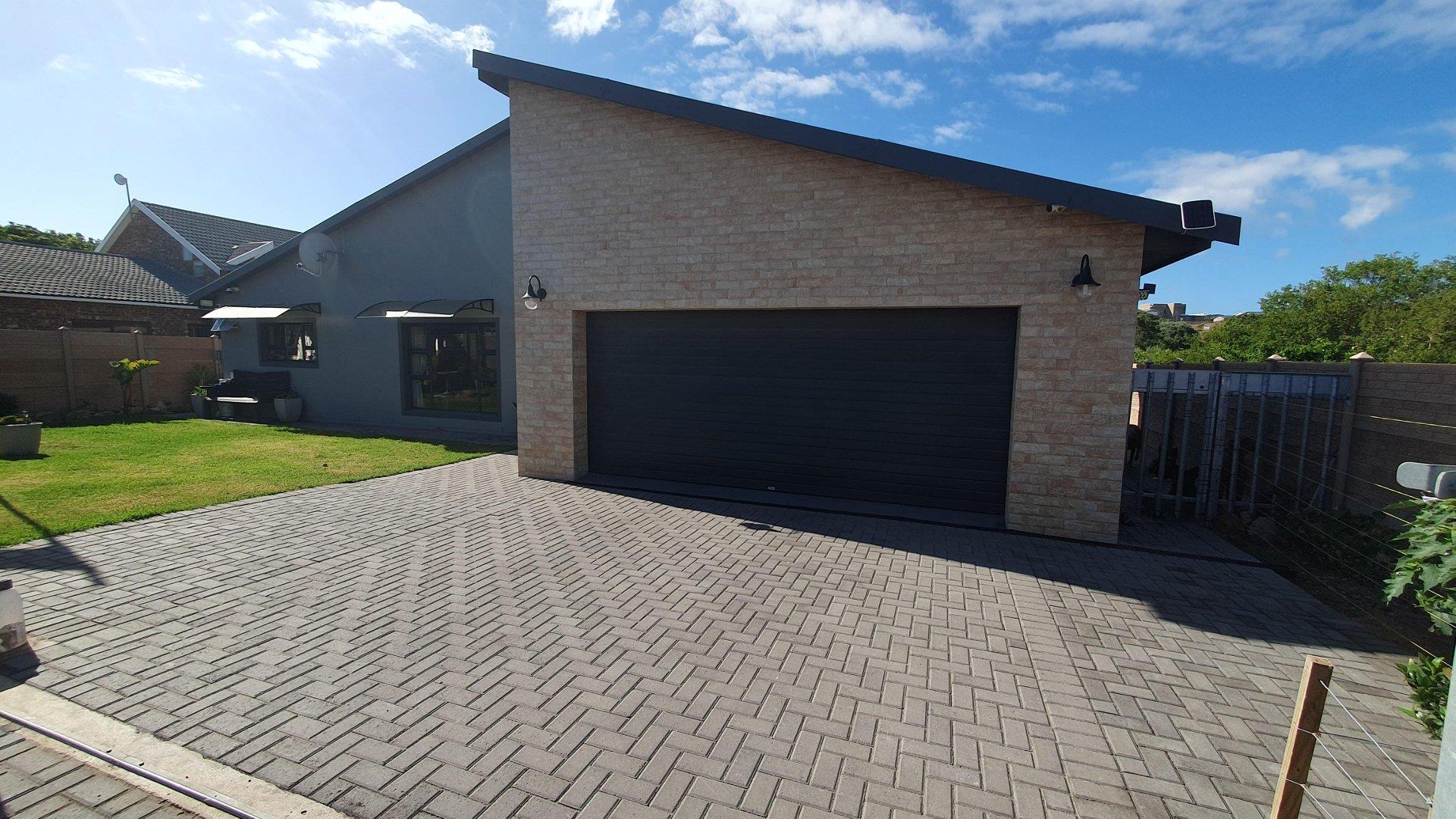 5 Bedroom House for sale in Paradise Beach P24112421549