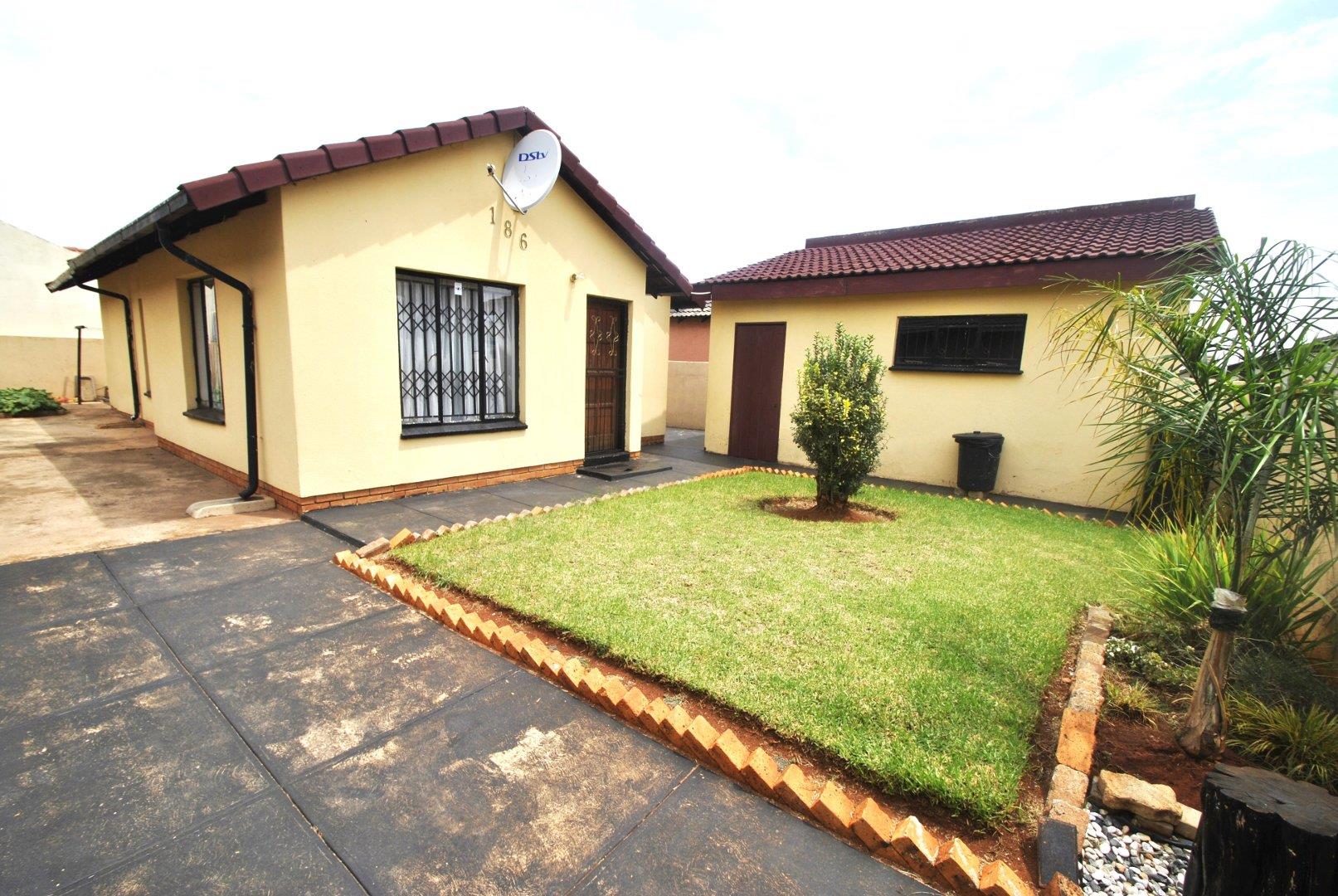 3 Bedroom House for sale in Dawn Park P24114064297