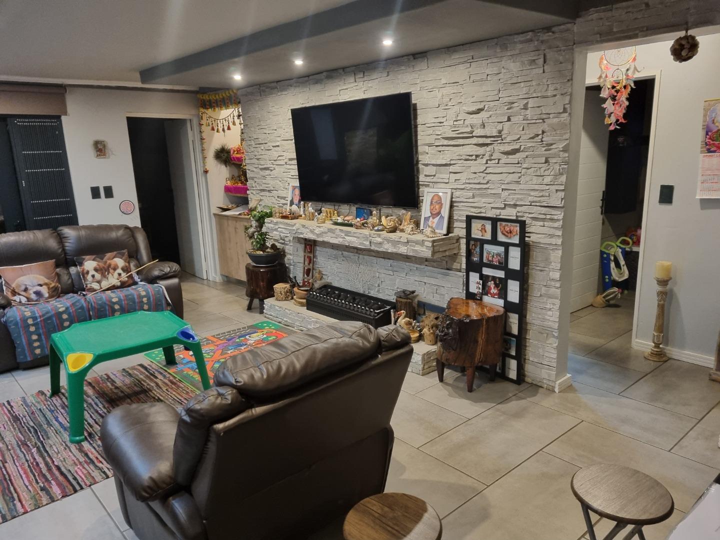 3 Bedroom Townhouse for sale in Pomona P24114065271