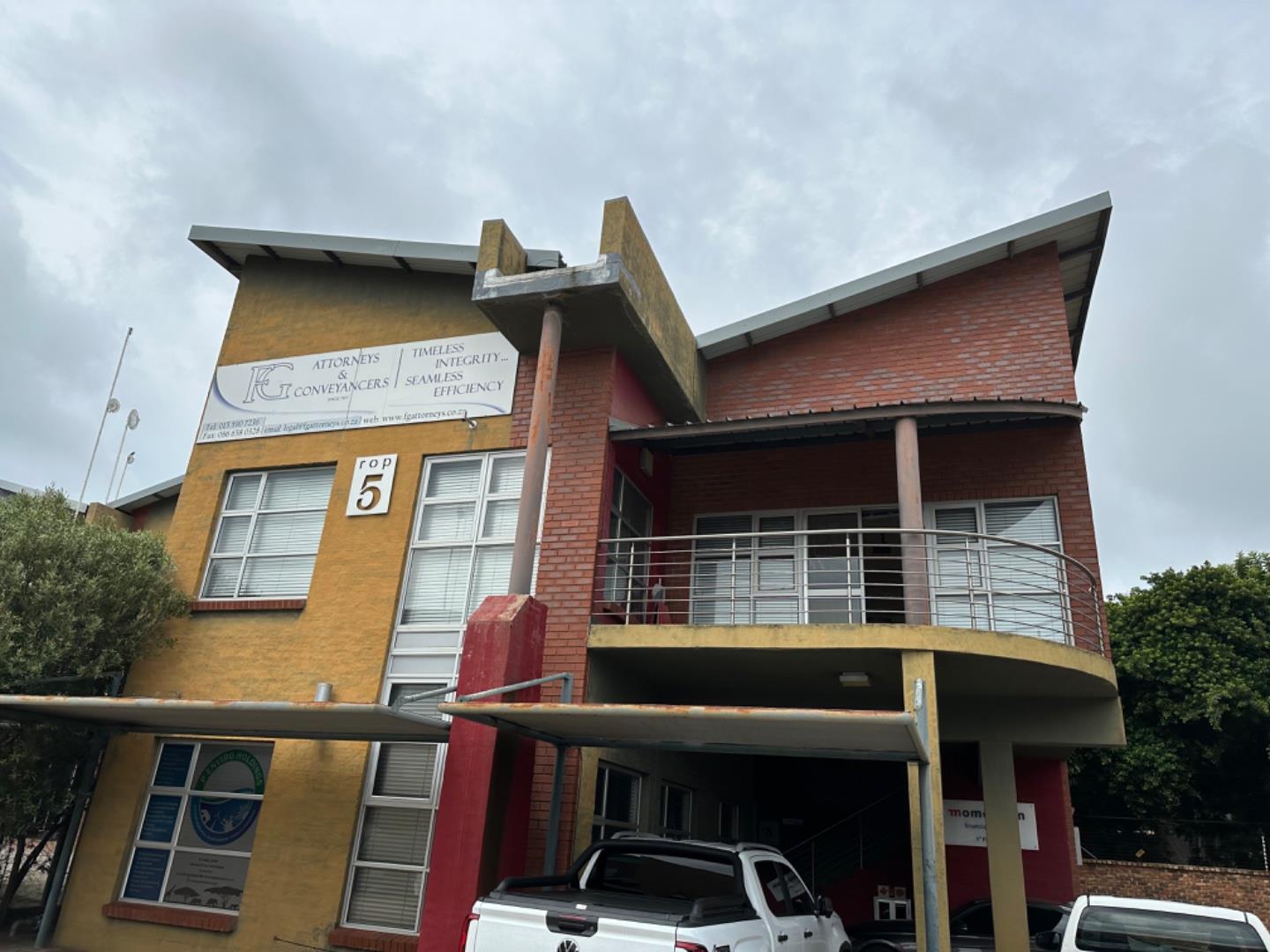 Commercial property to rent in Hampton Court P24114065402