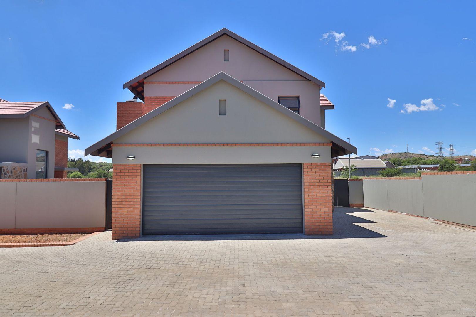 3 Bedroom Townhouse for sale in Somerton Estate P24114066054