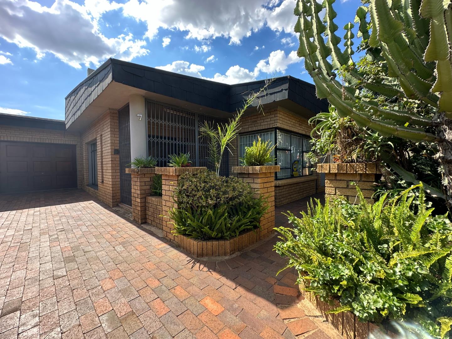 6 Bedroom House for sale in Lenasia Ext 3 P24114069351