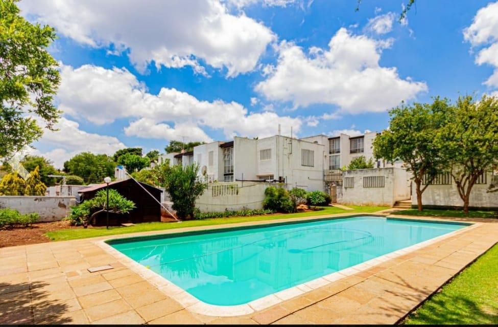 1 Bedroom Townhouse for sale in Windsor East 7 Casa Blanca, 75 Queens