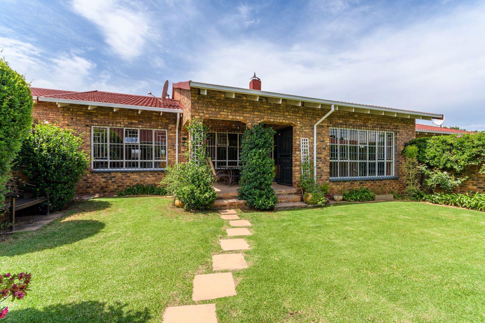 3 Bedroom Townhouse for sale in Elma Park P24114072245