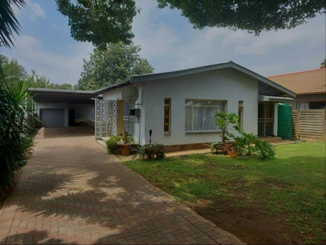 3 Bedroom House for sale in Daspoort Estate P24114072608