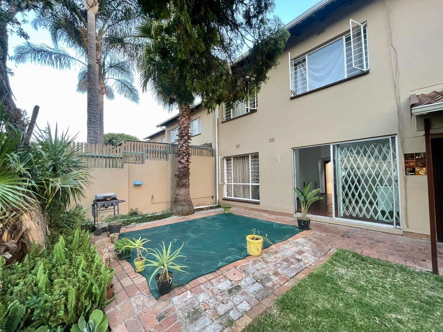 3 Bedroom Townhouse for sale in Malanshof P24114073111