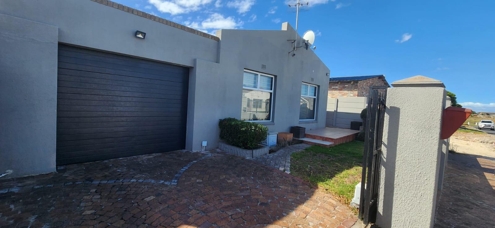 3 Bedroom House for sale in Grassy Park P24114074536