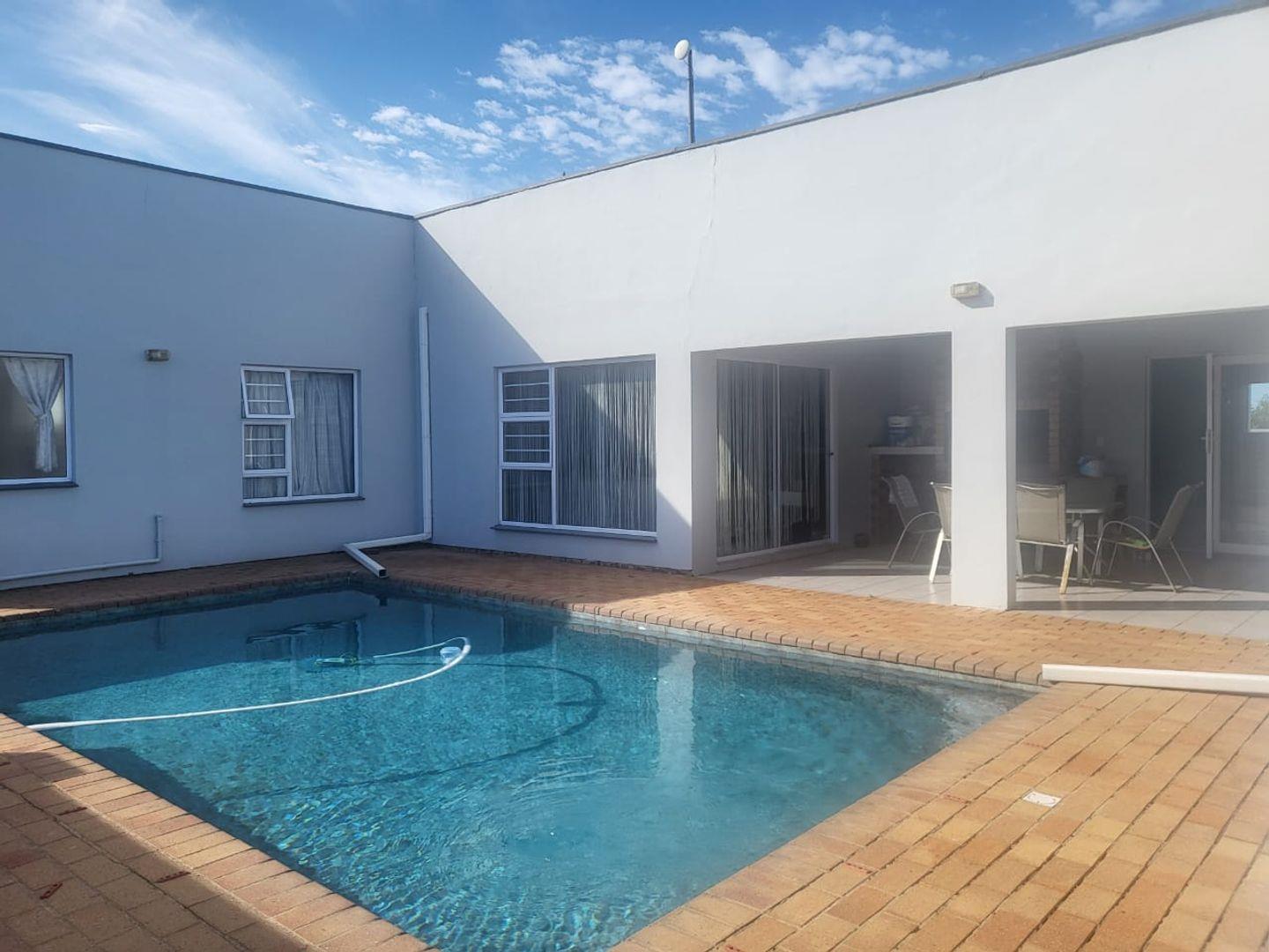 5 Bedroom House to rent in Kidds Beach P24114075765