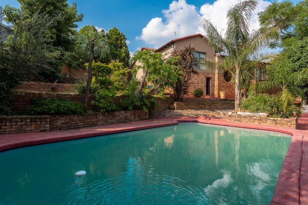 3 Bedroom House for sale in Oakdene P24114076588