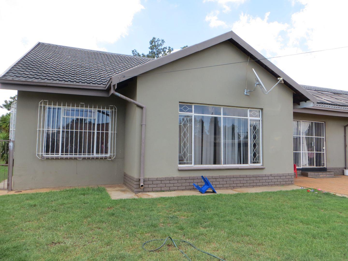4 Bedroom House for sale in Carletonville Central P24114078114