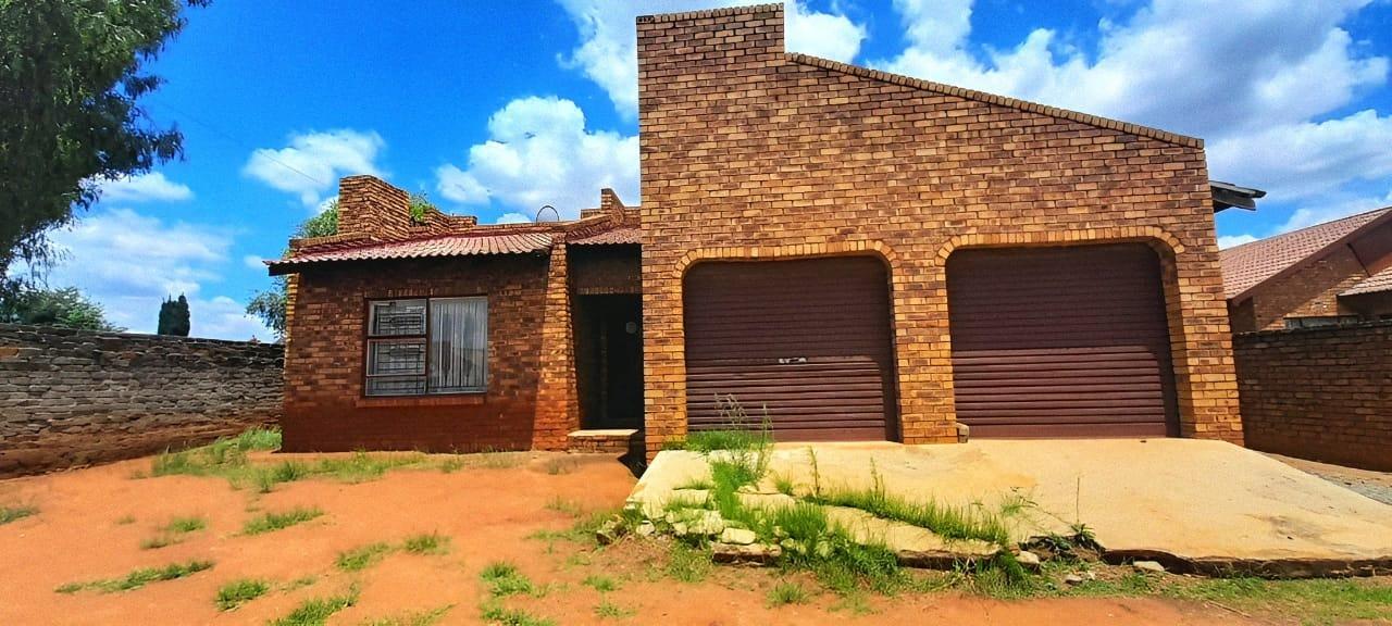 7 Bedroom House for sale in Spruit View P24114078865