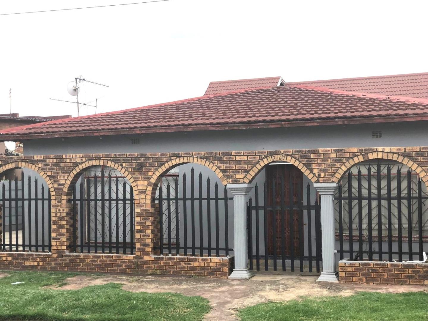 4 Bedroom House for sale in Actonville 1247 Guman P24114080610