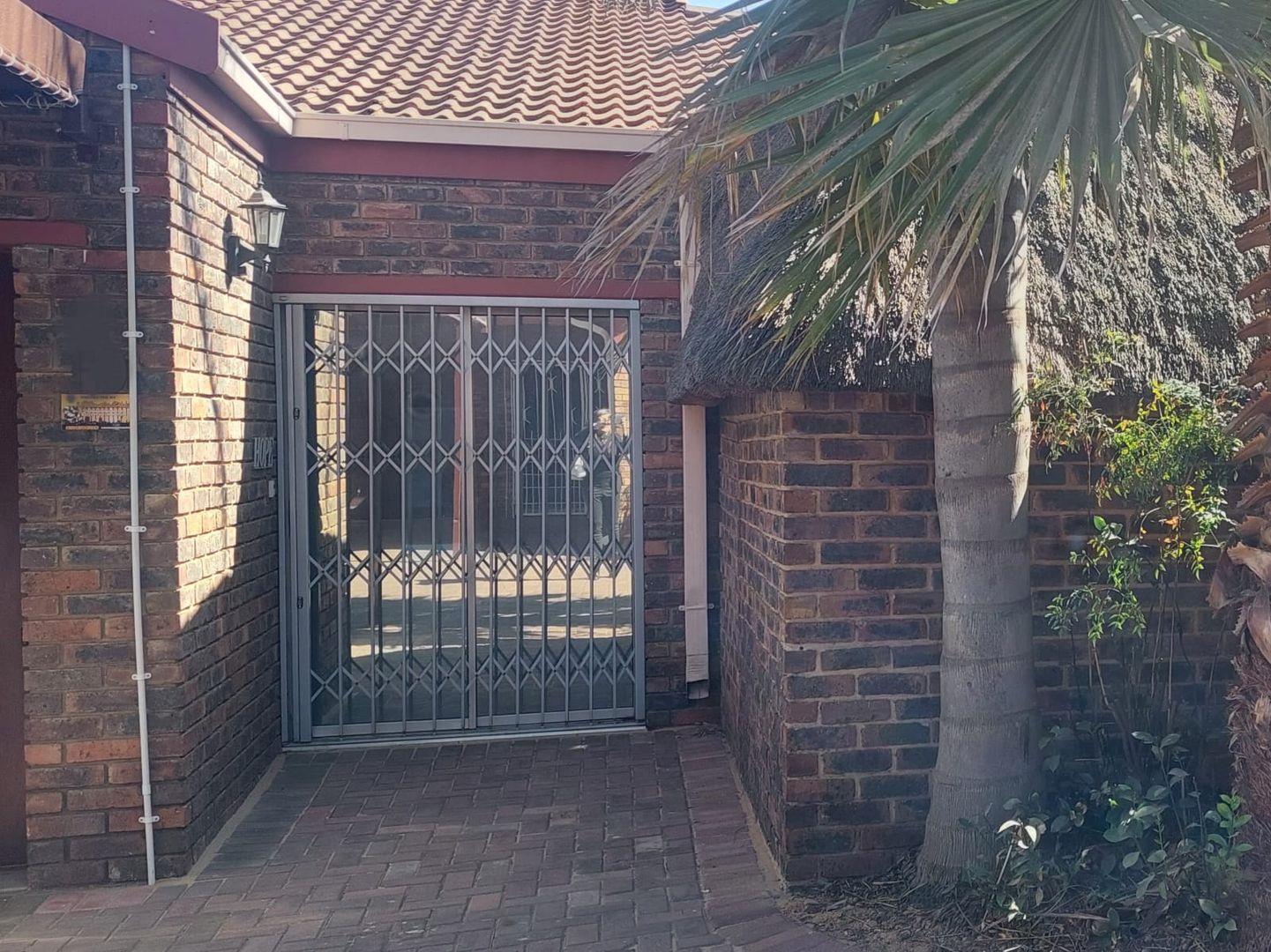 3 Bedroom Townhouse for sale in Flora Gardens P24114081277