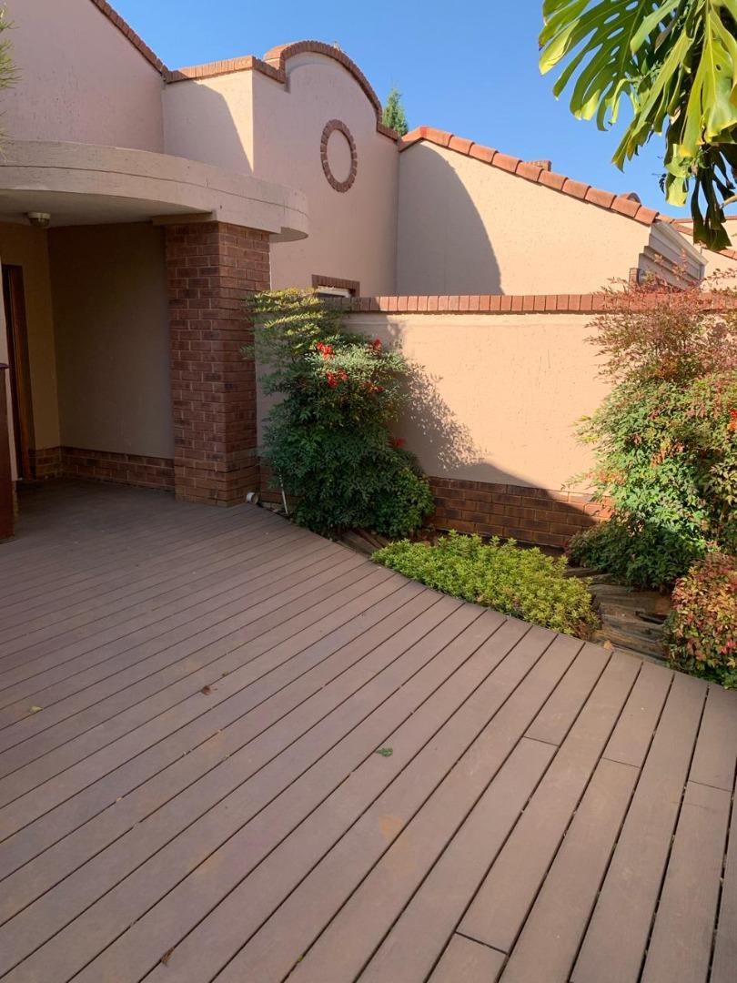 2 Bedroom Townhouse to rent in Woodhill Golf Estate P24114085445