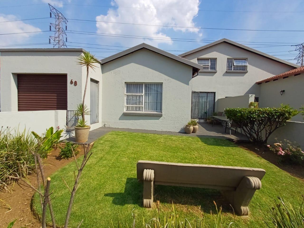 3 Bedroom Townhouse for sale in Oakdene P24114086017