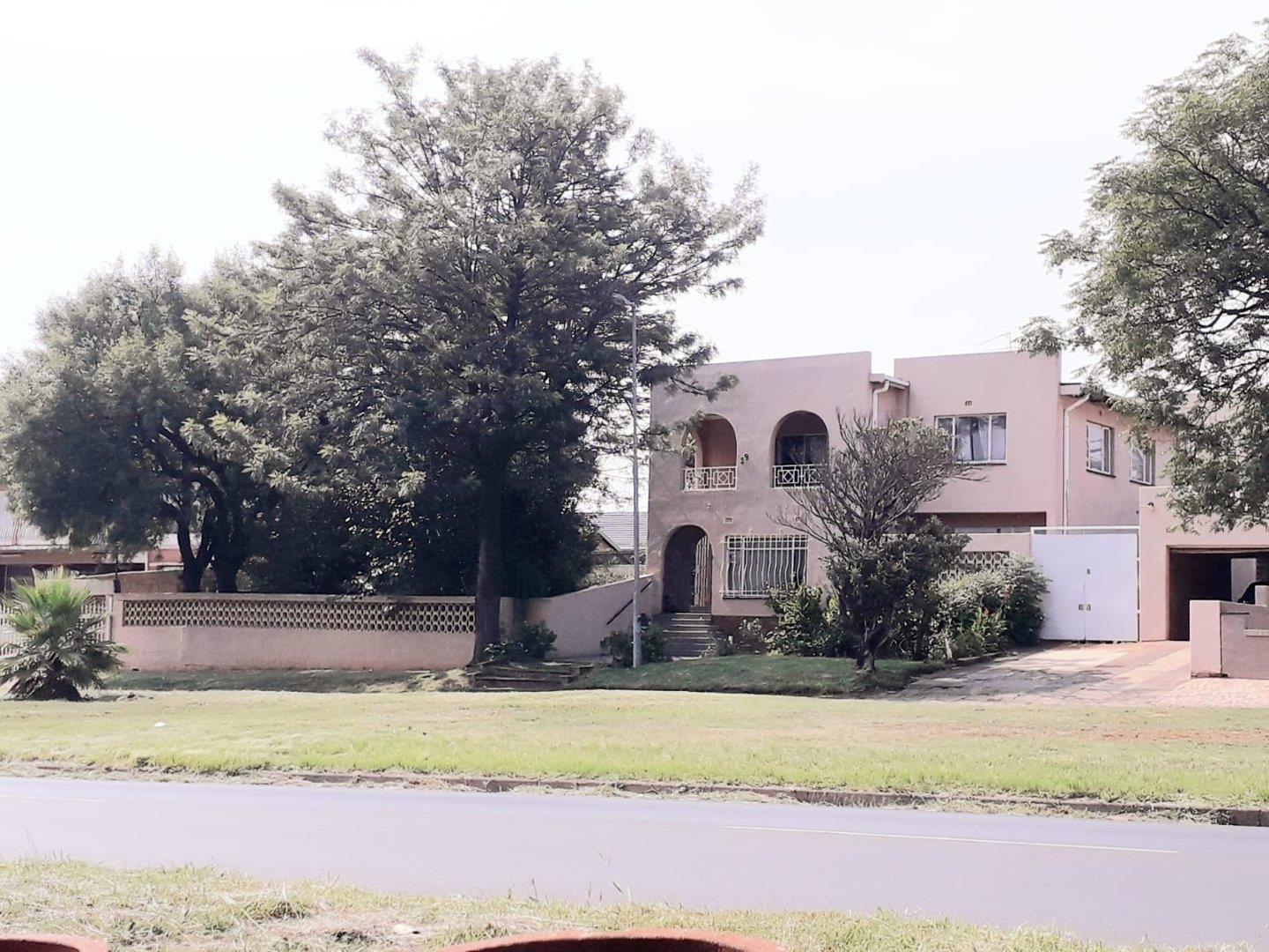 6 Bedroom House for sale in Lenasia Ext 1 P24114086135