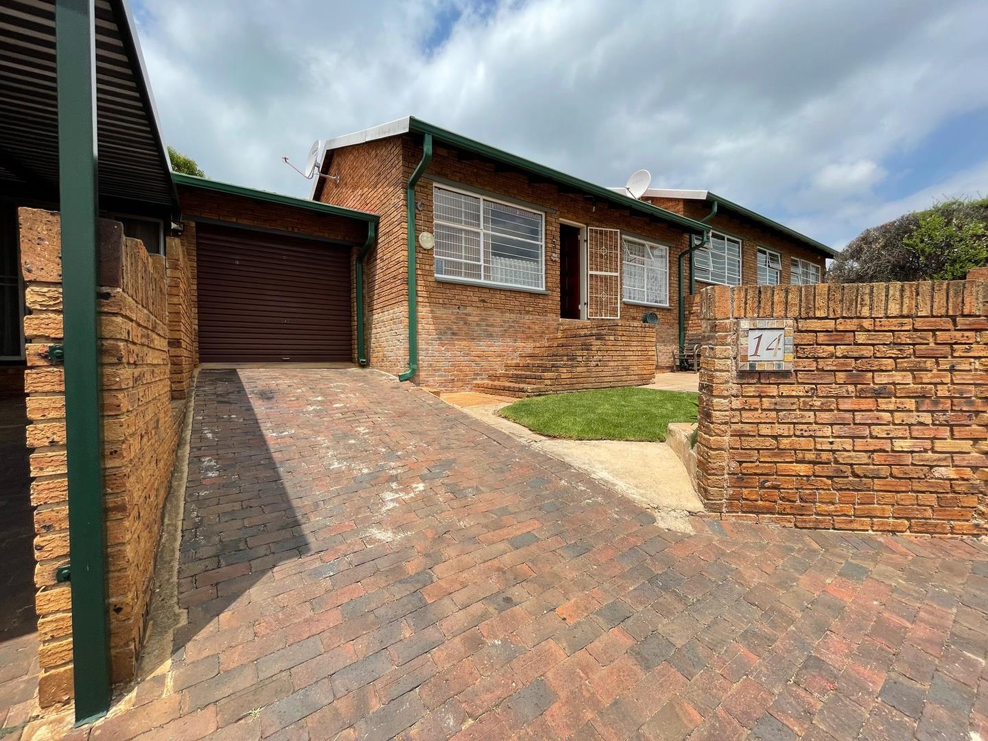 2 Bedroom Townhouse for sale in Rangeview 14 Romulus 1 Simon Bekker