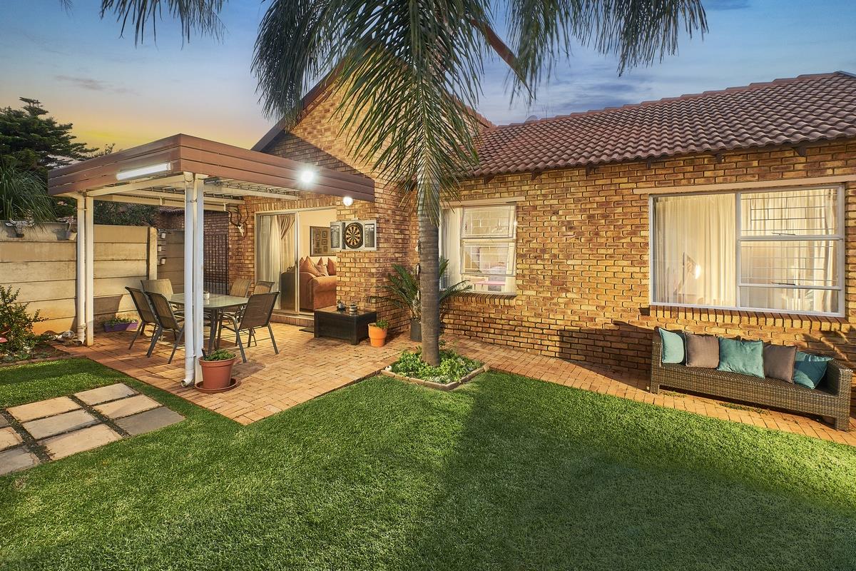 3 Bedroom Townhouse for sale in Weltevreden Park 986 Road 2 Road