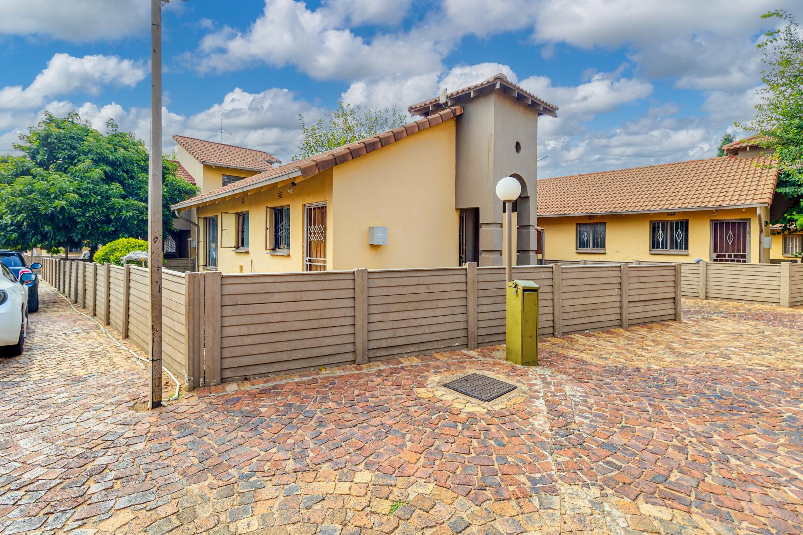 2 Bedroom Apartment / flat for sale in Ormonde P24114088378