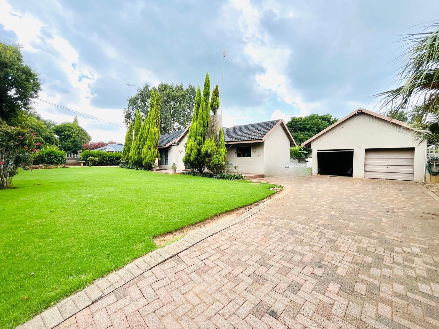 4 Bedroom House for sale in Risiville P24113855277