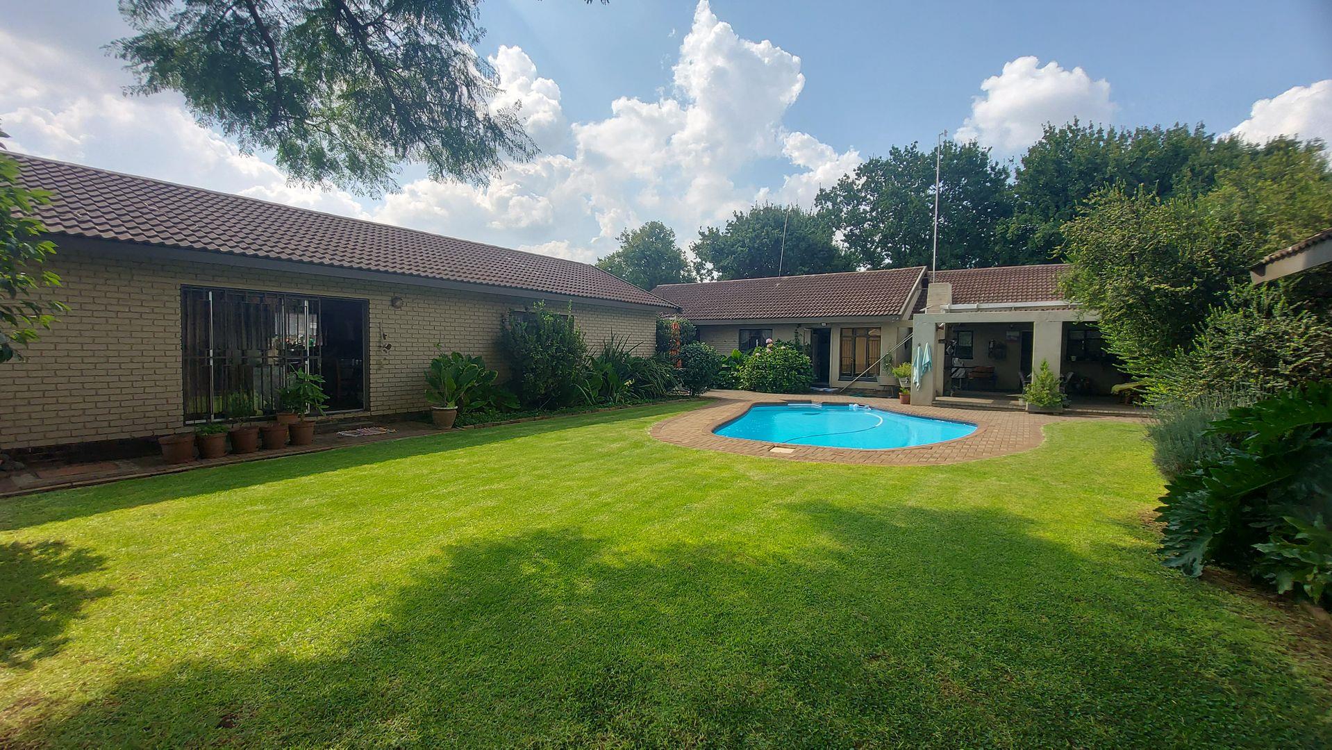 5 Bedroom House for sale in Flora Gardens P24114092030