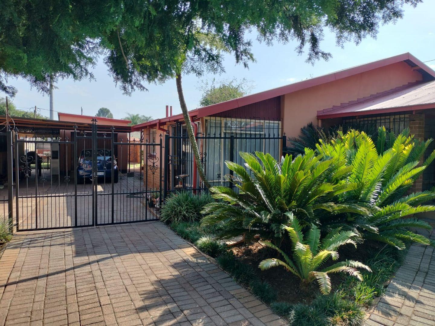 3 Bedroom House for sale in Silverton P24114092102