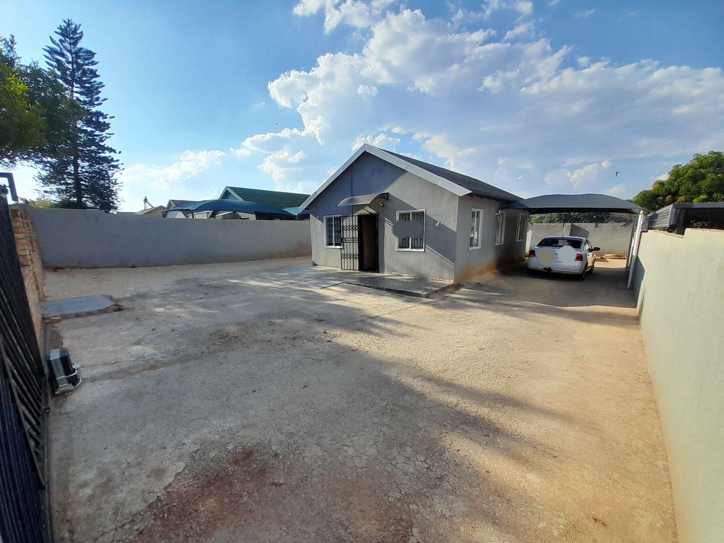 2 Bedroom House for sale in Lotus Gardens P24114088097