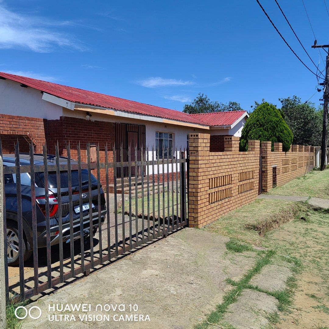 3 Bedroom House for sale in Osizweni P24114092409