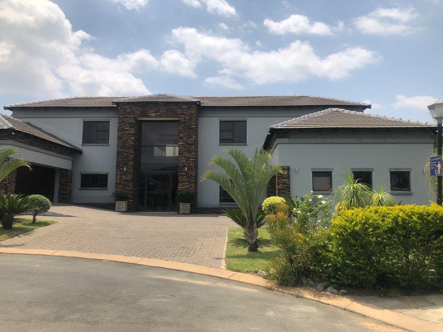 5 Bedroom House to rent in Blue Valley Golf Estate P24114092422