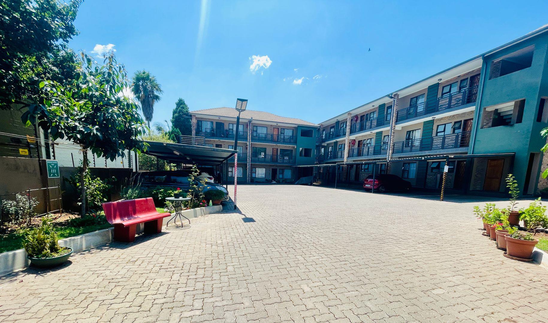 2 Bedroom Apartment / flat for sale in Cresta P24114093728