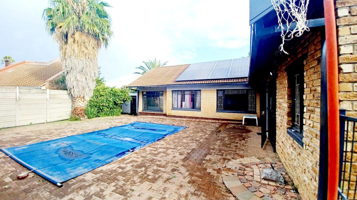 3 Bedroom House for sale in Pellissier P24114093945