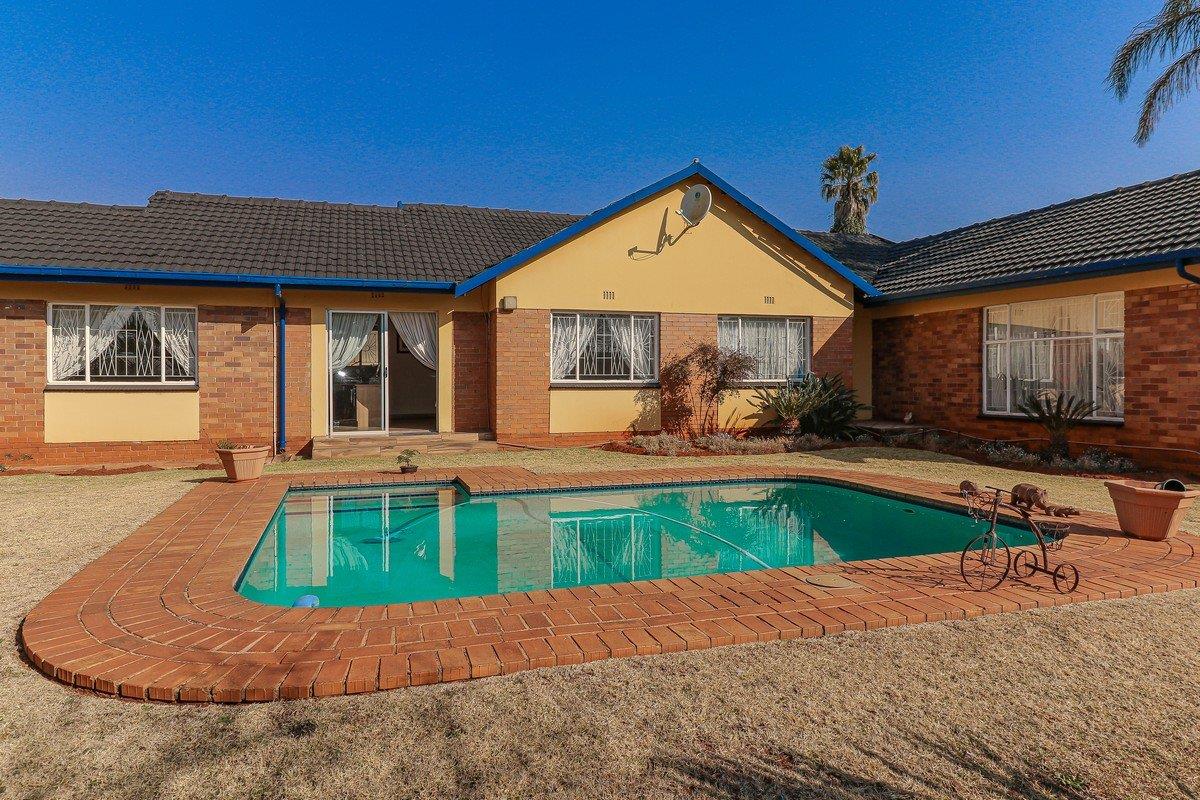 3 Bedroom House for sale in Edelweiss 140 Katjiepiering Avenue P24