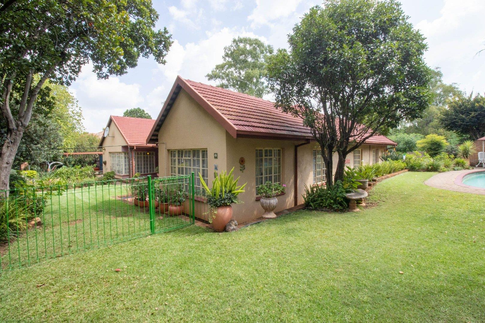 4 Bedroom House for sale in Clubview P24113993859