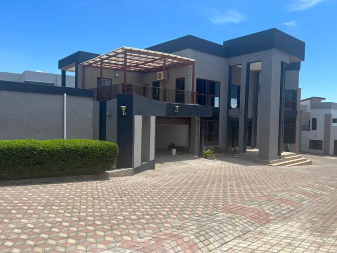 6 Bedroom House for Sale in Roma