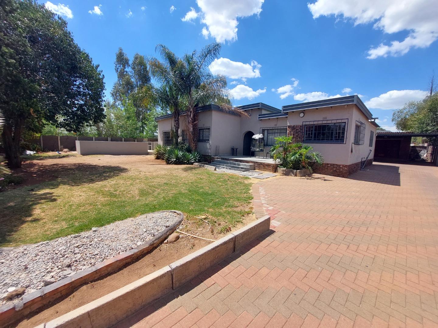 4 Bedroom House for sale in Brackendowns P24114098936