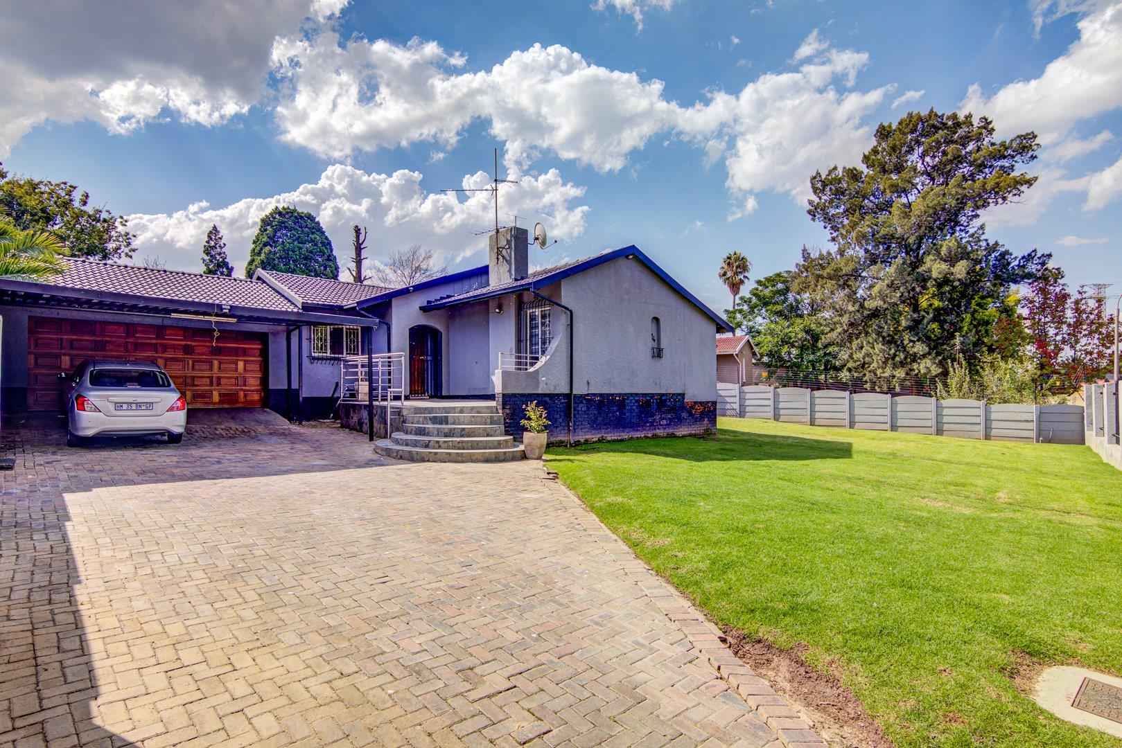 3 Bedroom House for sale in Birch Acres P24114099548