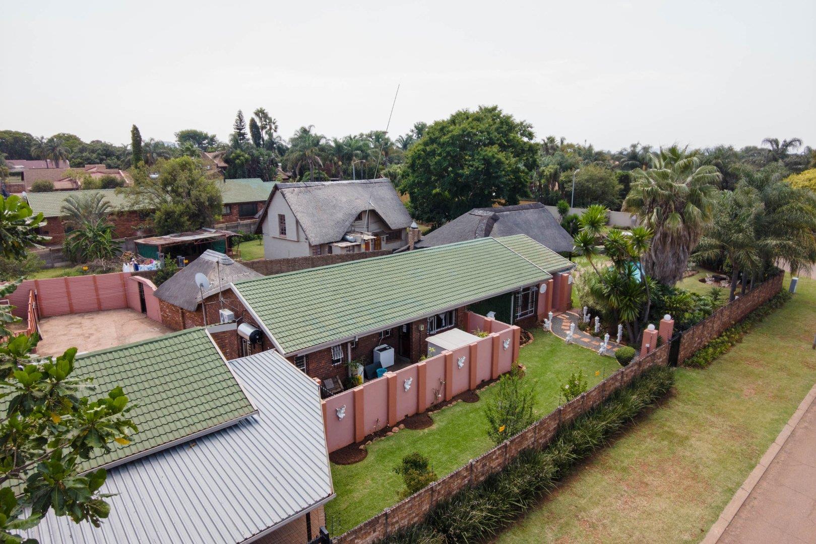 4 Bedroom House for sale in Karenpark P24113974457