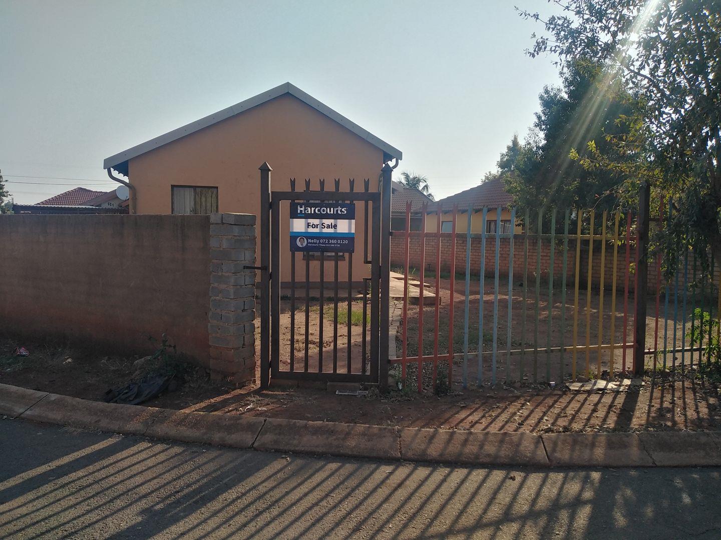 2 Bedroom House for sale in Soshanguve East P24112816481