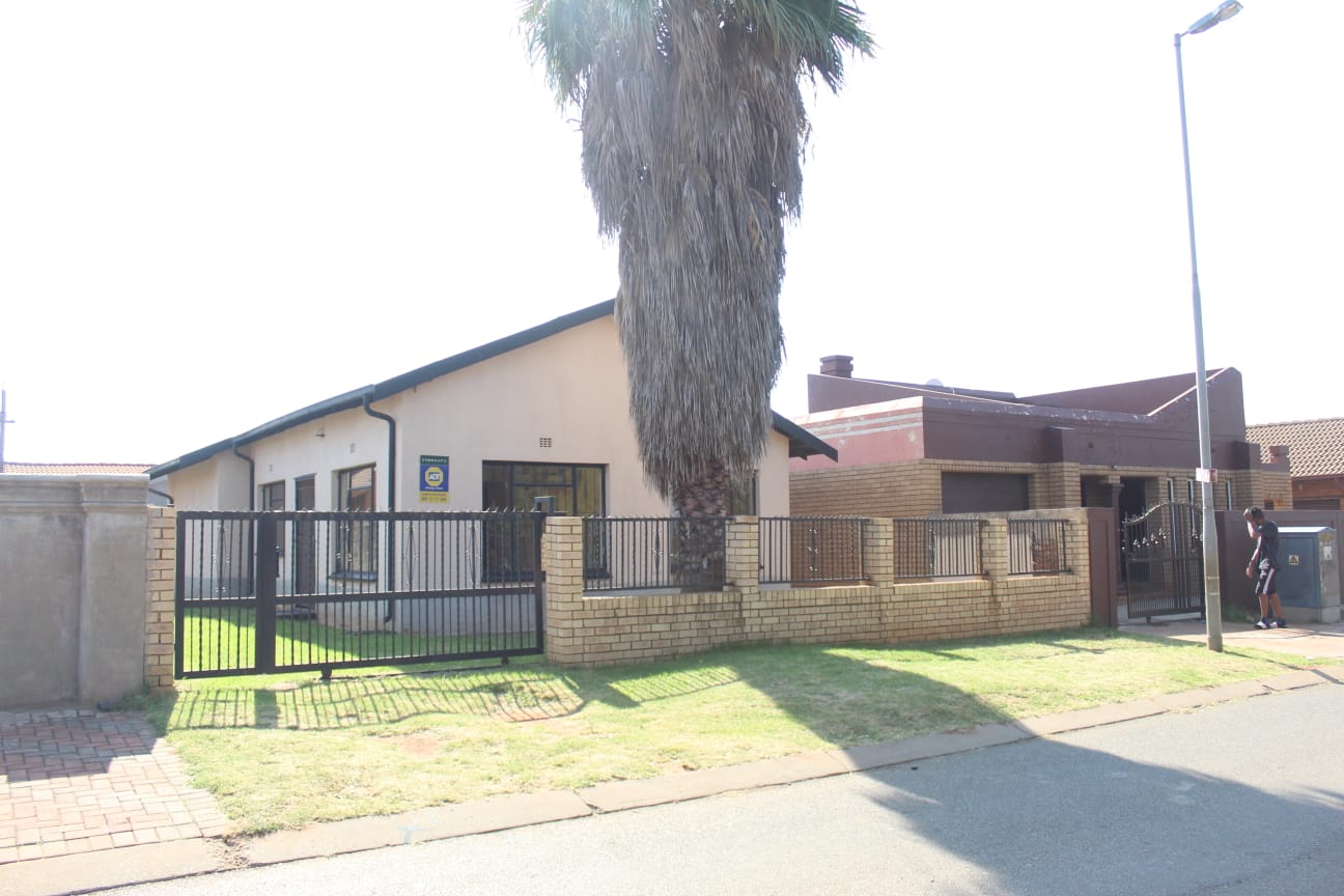 Protea North Property Property and houses to rent in Protea North