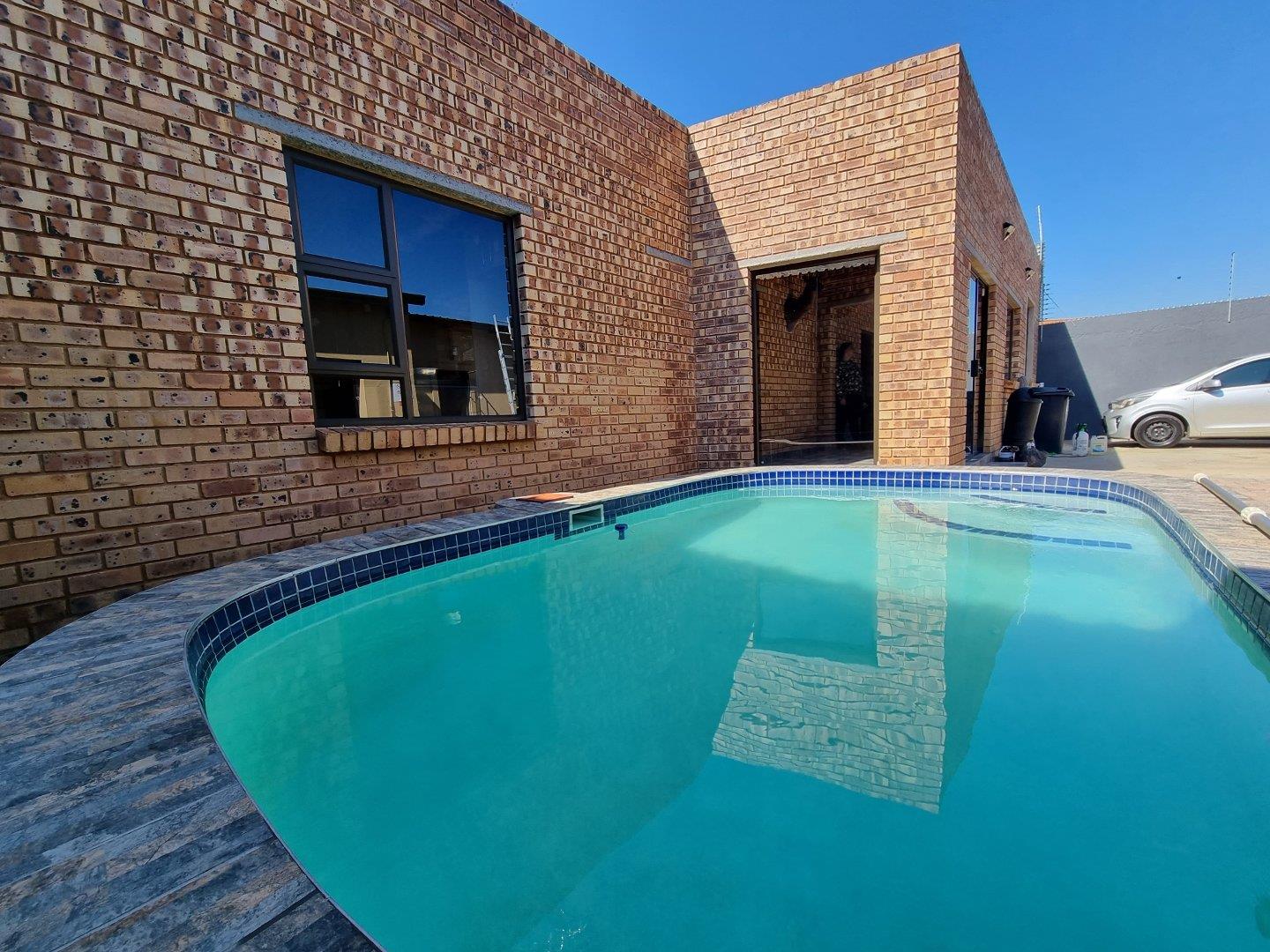 4 Bedroom House for sale in Brakpan Central P24114100699