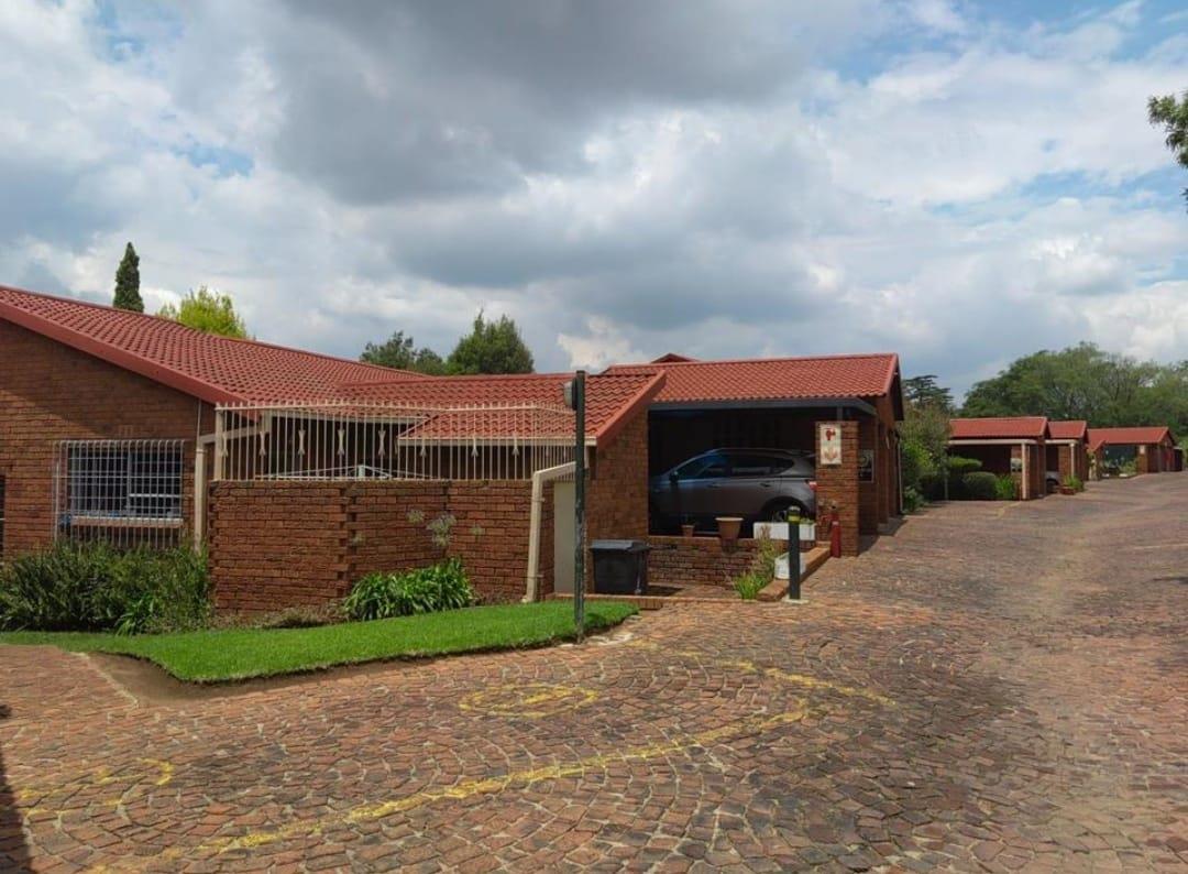 3 Bedroom Townhouse for sale in Corlett Gardens P24114100215