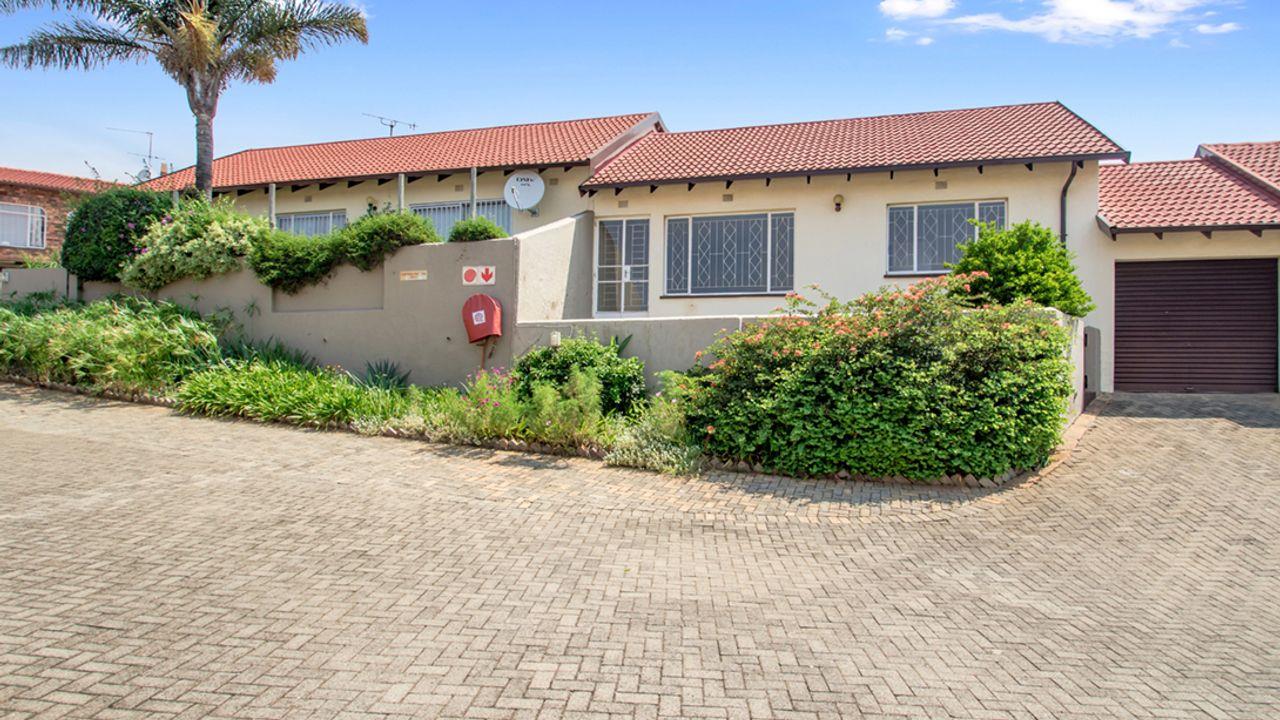 2 Bedroom Townhouse for sale in Silverfields P24114106495