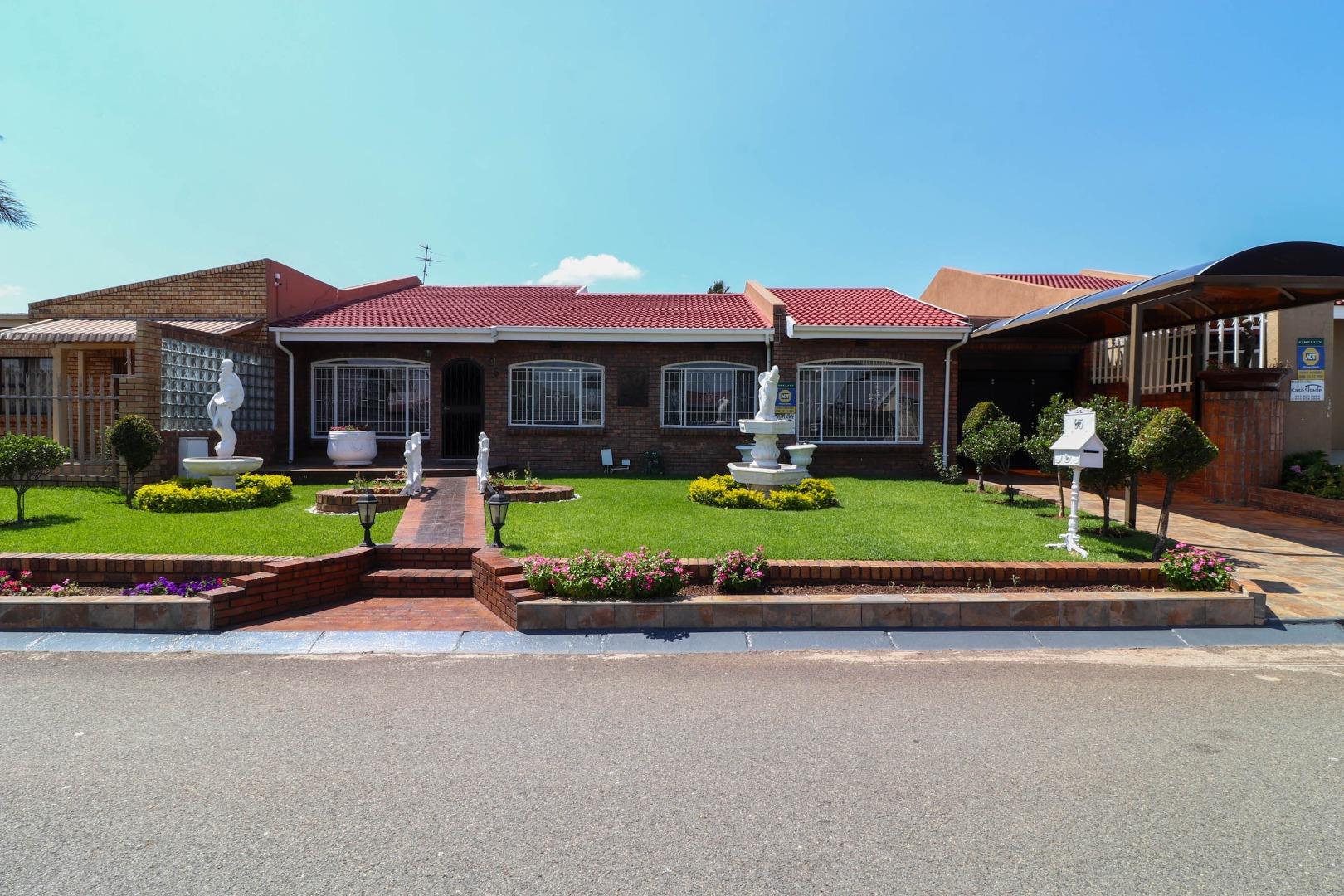 4 Bedroom House for sale in Riverlea P24114108428