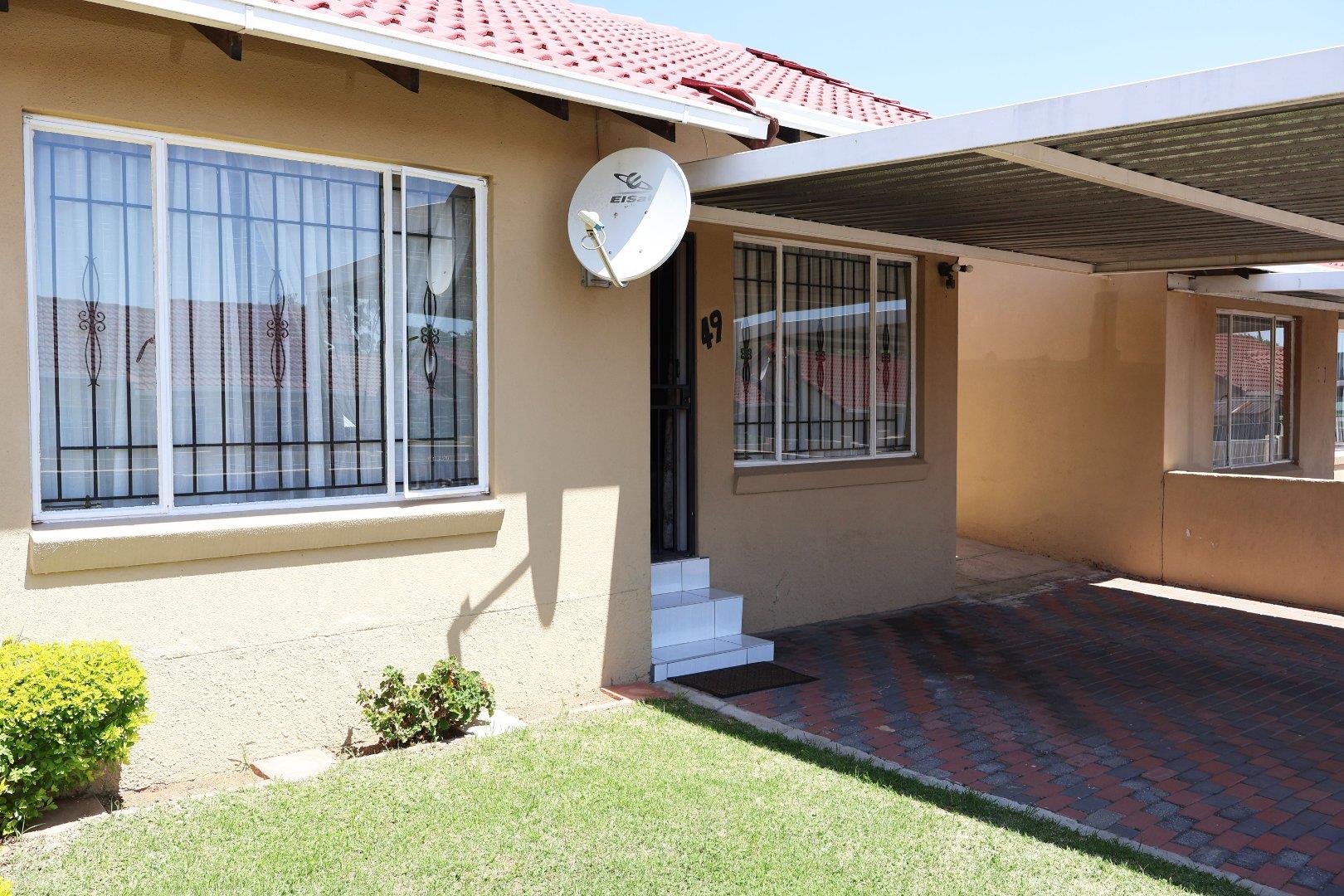 2 Bedroom Townhouse for sale in Ormonde P24114109375