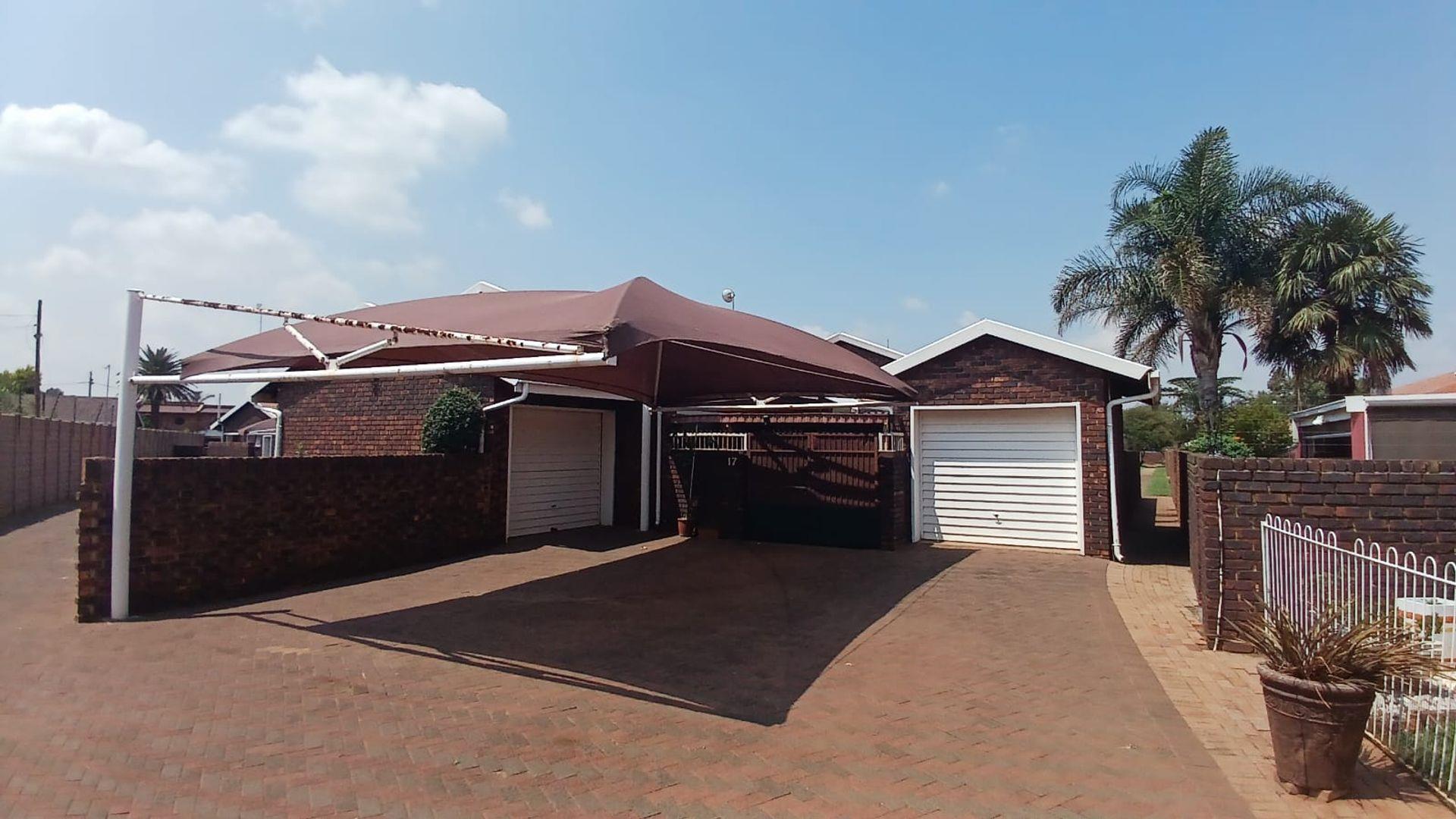 2 Bedroom Townhouse for sale in Duncanville P24114109498