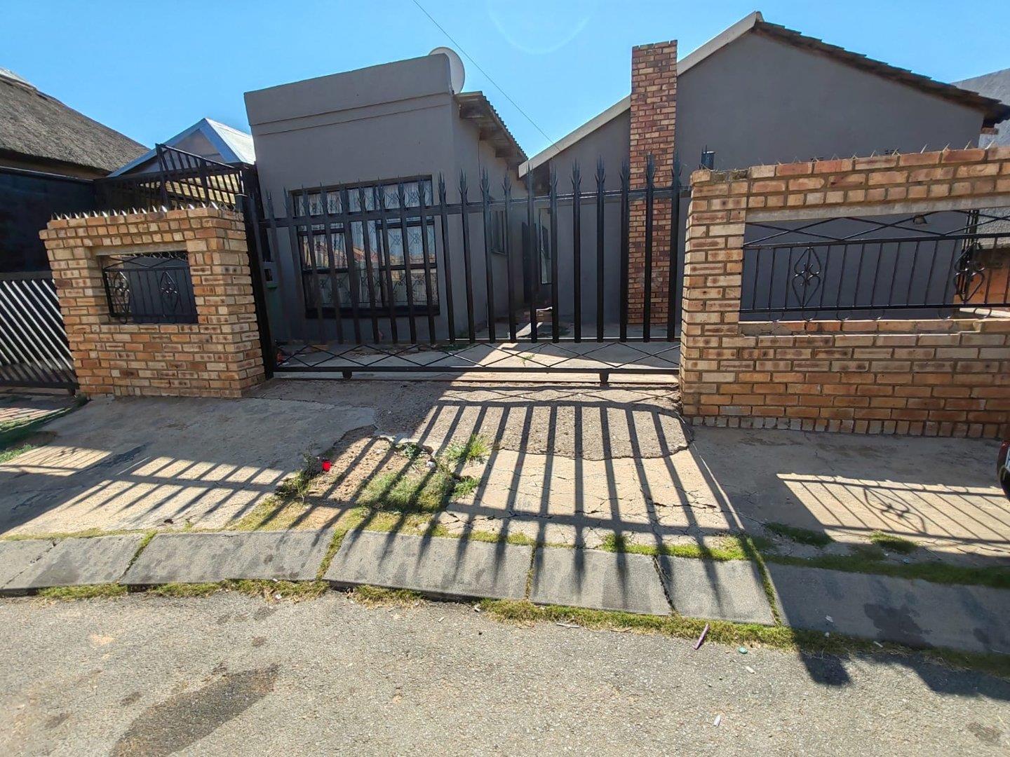 5 Bedroom House for sale in Mohlakeng 4998 Marula Street P24114111048