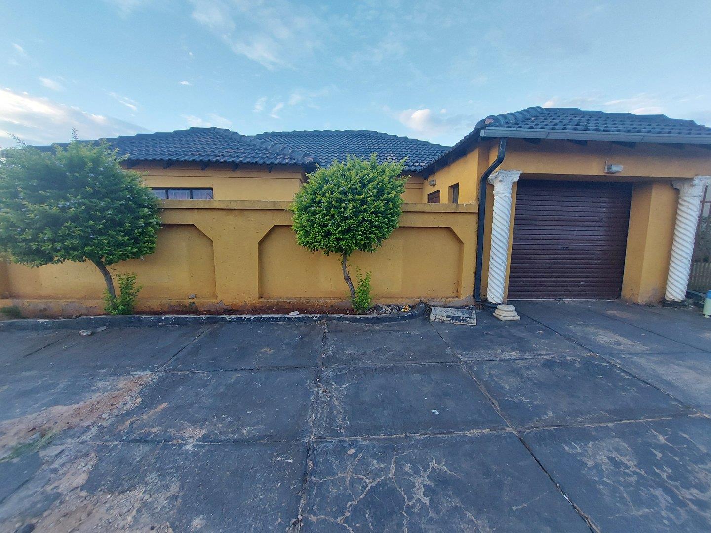 4 Bedroom House for sale in Rosslyn P24114111353