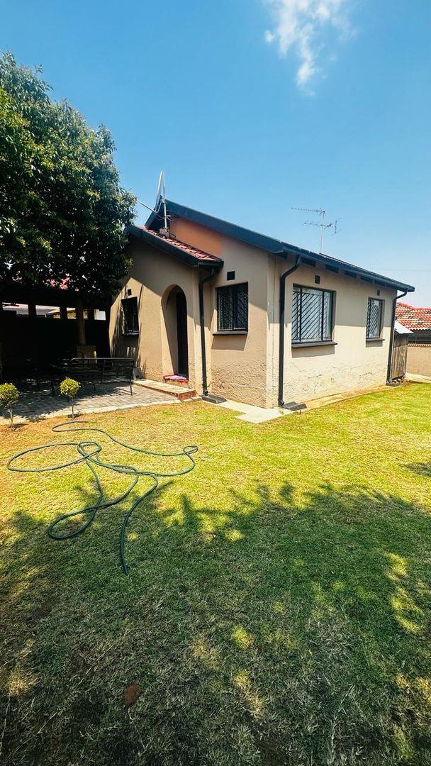 2 Bedroom Apartment / flat for sale in Meadowlands P24114111630