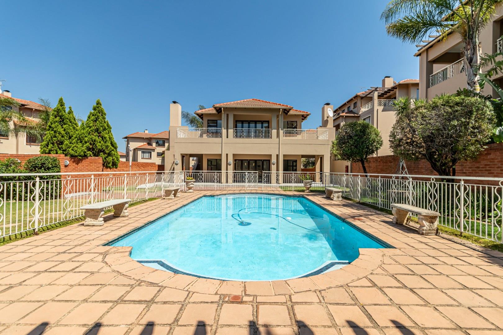 2 Bedroom Apartment / flat for sale in Sunninghill P24114112166